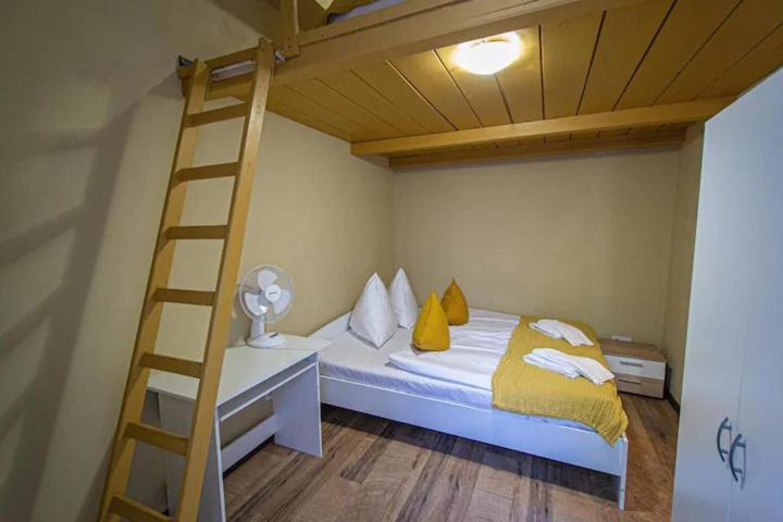 Cozy Homestay At Prague Main Station Екстер'єр фото