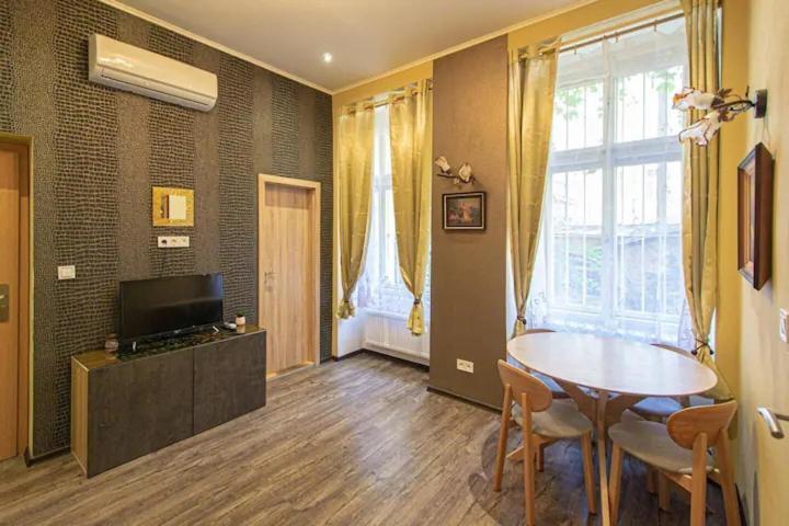 Cozy Homestay At Prague Main Station Екстер'єр фото