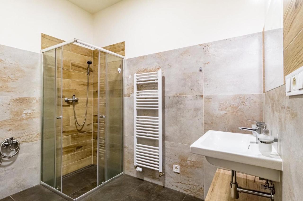Cozy Homestay At Prague Main Station Екстер'єр фото
